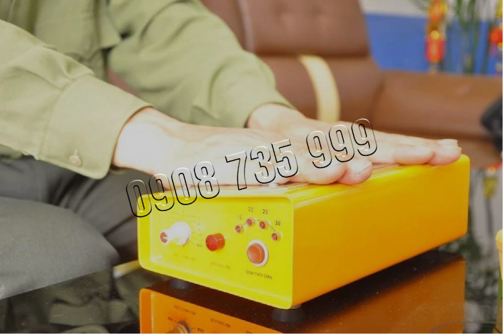 Đặt tay lên máy cân bằng ion